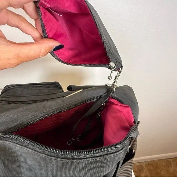 Baggallini ‘Everywhere’ Bag Charcoal Gray Bright Pink Lining Adjustable Strap - Picture 11 of 16
